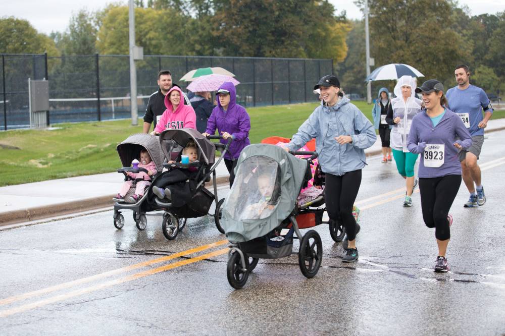 Lakers run in 5K with little Lakers in strollers
